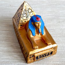 Soška - Sfinga veľká modrá s pyramídou